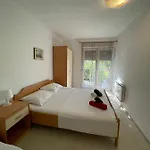 Apartment Sit