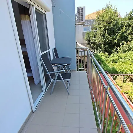 Sit Apartment *